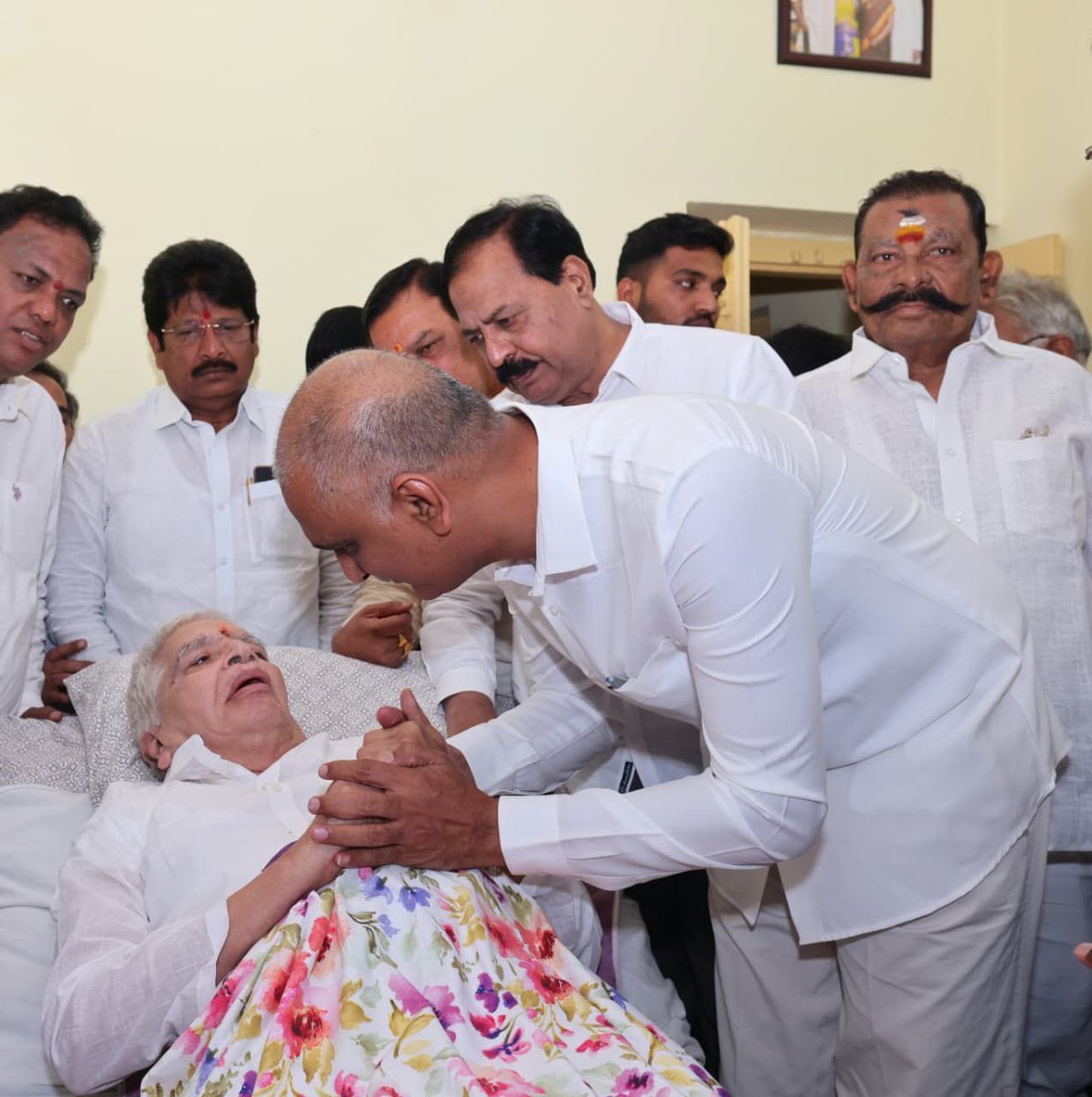 deviprasadBrs's tweet image. ప్రముఖ విద్యావేత్త వేలాది విద్యార్థులకు ఐ ఐ టి విద్య అందించిన సామాజిక ఉద్యమ నేత పూర్వ శాసన మండలి సభ్యులు శ్రీ చుక్కా రామయ్య గారి 100 వ జన్మదిన సందర్భంగా పూర్వ ఆరోగ్య, ఆర్ధిక శాఖ మంత్రి శ్రీ హరీశ్ రావు గారితో కలిసి శుభాకాంక్షలు 💐🙏