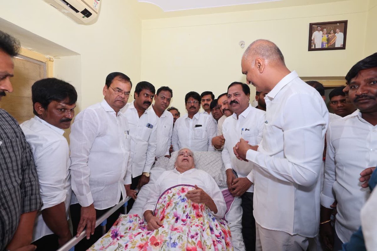 deviprasadBrs's tweet image. ప్రముఖ విద్యావేత్త వేలాది విద్యార్థులకు ఐ ఐ టి విద్య అందించిన సామాజిక ఉద్యమ నేత పూర్వ శాసన మండలి సభ్యులు శ్రీ చుక్కా రామయ్య గారి 100 వ జన్మదిన సందర్భంగా పూర్వ ఆరోగ్య, ఆర్ధిక శాఖ మంత్రి శ్రీ హరీశ్ రావు గారితో కలిసి శుభాకాంక్షలు 💐🙏