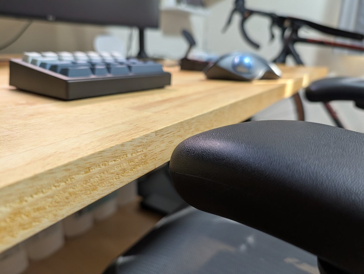 gen_sobunya's tweet image. EJ2→E7にブラックフライデーで乗り換えて天板も載せ替え、鬼目ナット完全再利用できて、低くできてアーロンチェアの肘掛けとツライチの理想的ポジションへ…
サポートに予め穴位置確認して、ビーム部分は誤差出るかもと言われてたが吸収できる範囲でした。素晴らしい製造品質 #flexispot