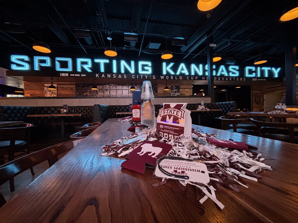 MSStateAlumni's tweet image. We’ve got some Bulldogs in Kansas City ready to cheer on @HailStateMBK! 

📍 Power &amp;amp; Light District