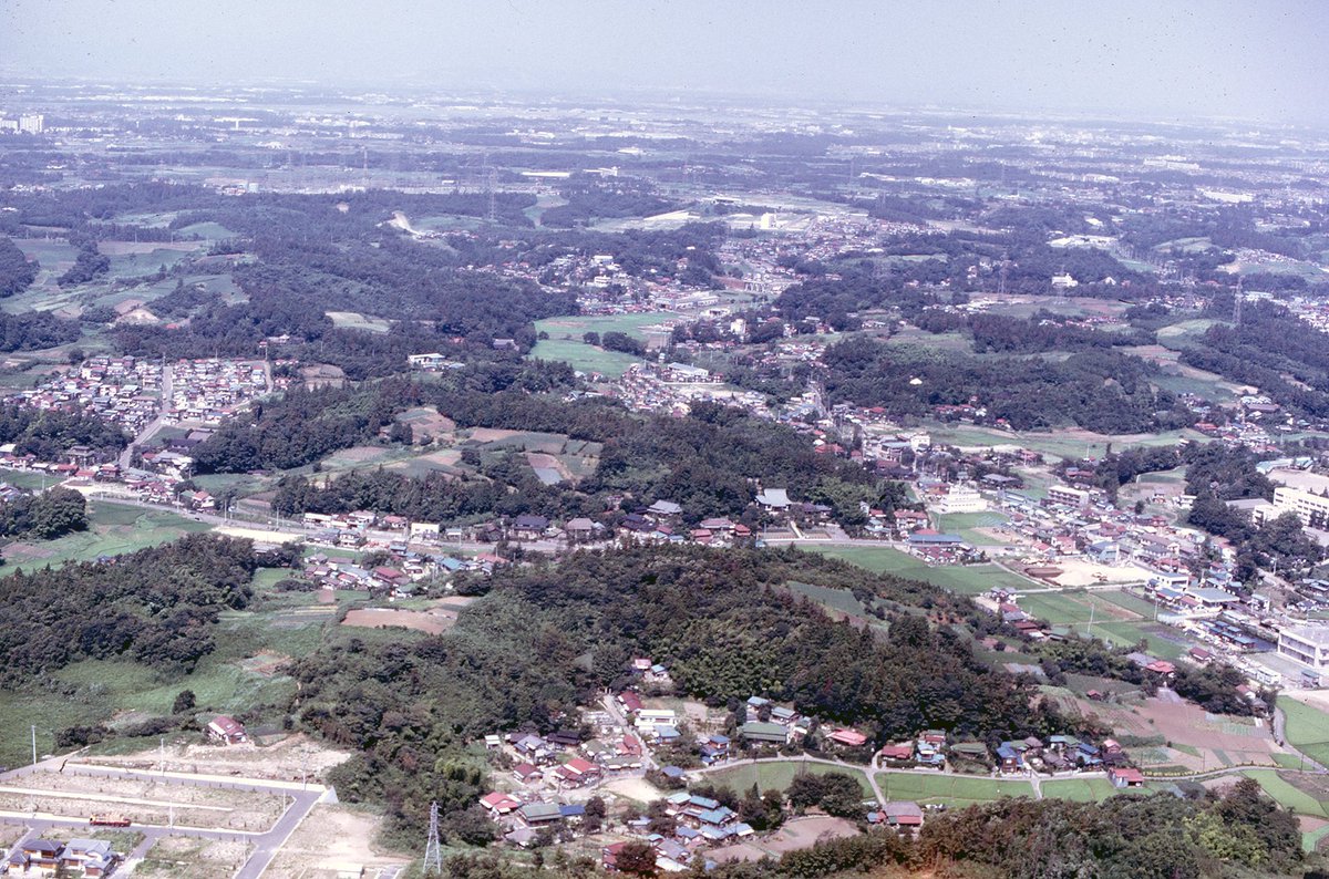 【ここはどこ？】
「県史撮影資料 地質」は、昭和40年代の神奈川県の空撮写真です。しかし、どこを撮影したのか分からないものが多数あります。画像は「旭区―茅ヶ崎」とのメモ書きのみで特定できていません。ご存じの方、情報提供お願いします。［上田］
wwwy4.musetheque.jp/kanagawa_archi…