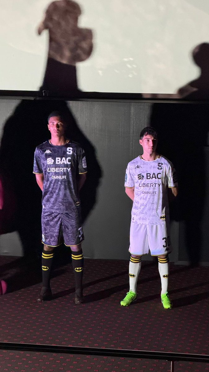 Ok si que pichudo una colaboración con Batman pero QUE SON ESAS MEDIAS de 3xmil en la Avenida Central😂😩😩