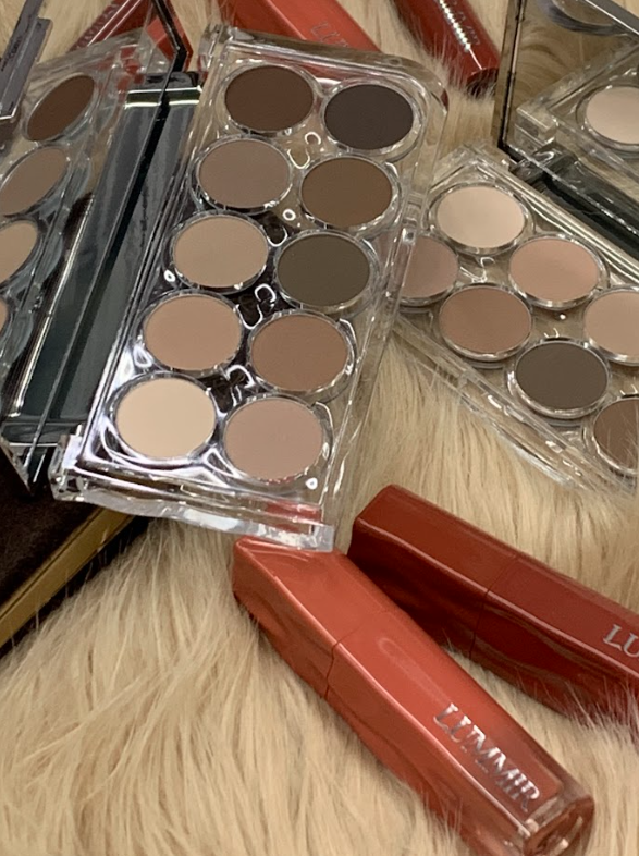 lummir_makeup's tweet photo. 올매트 왔다고 동네방네 자랑하는 날이 오는구나..🥹

11/28일 공식런칭 전 11/24일 선런칭으로 지그재그에서 루미르 올매트 만나보세요🤎

폭닥 올매트로 음영 메이크업, 쉐딩, 브로우, 굽굽 블러셔까지 완성🍞🥐

루미르 올매트 07 미드나잇 애쉬🌃 https://t.co/iwZINn6Uvz