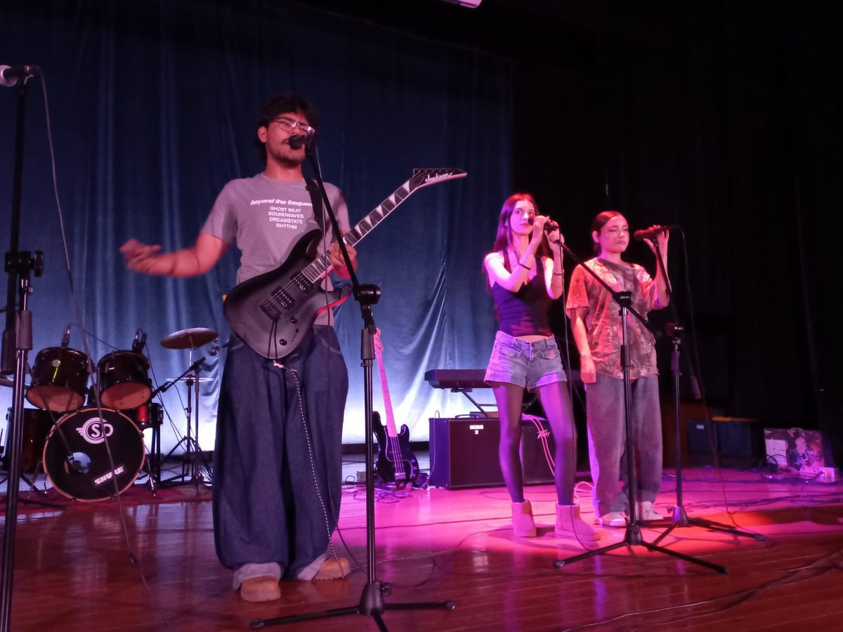 Hoy fue el turno de los alumnos de 5° semestre de la TAE de Música de la Preparatoria 7, quienes se presentaron en el Auditorio Manuel Buendía.
Con mucha emoción mostraron el crecimiento que han ganado a lo largo de esta trayectoria de aprendizaje. Felicidades a todas y todos.