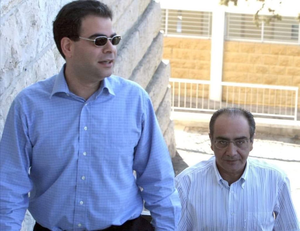 FaresSouaid's tweet photo. لأنه ببار امين بيار الجميّل 
مات واقفاً و لم يركع
بطل الأخلاق و الاستقامة و اللطف و الذكاء و الشجاعة و الصداقة و أحبّ لبنان أكثر من نفسه
صورة على درج قرنة شهوان في 2002 https://t.co/ye6BwM3RI2