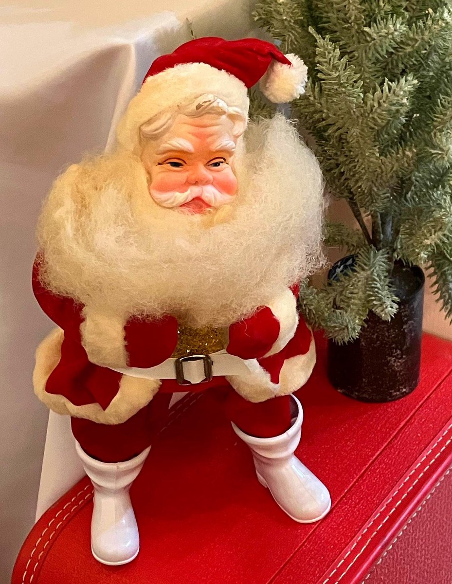 An incredible1957 Harold Gale Santa doll in near perfect condition! Now available in our shoppy! Click link for the full story of this amazing find! Every RETWEET is sweet! vintagetrunkandart.etsy.com/listing/440885…