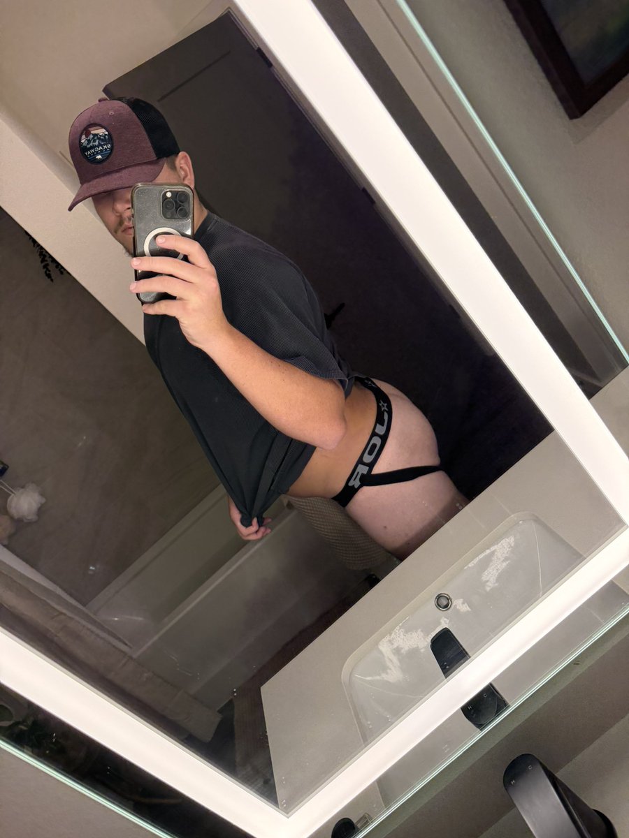 xandr_man's tweet photo. Hubbys away. Entertain me. https://t.co/UJng7bW7bh