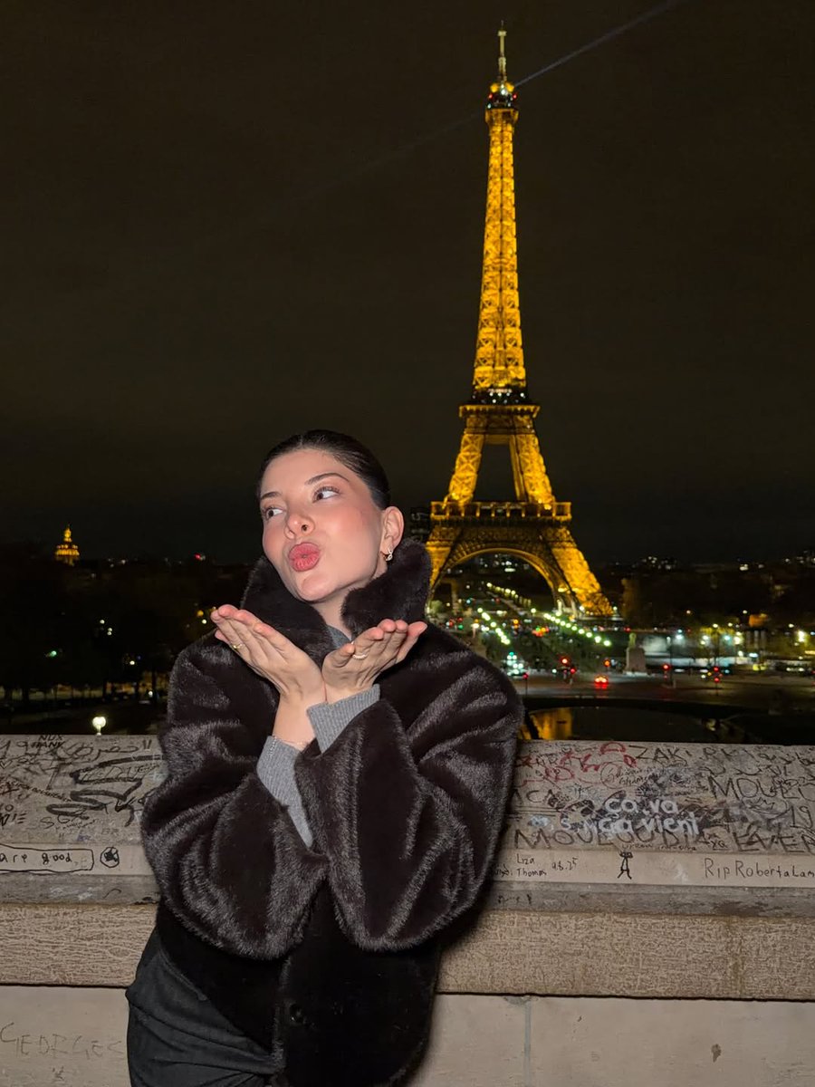 EbonieMendoza08's tweet image. Seizing the city of lights during a productive business trip to France last week ✨🥰 #WorkAndWander #ParisVibes