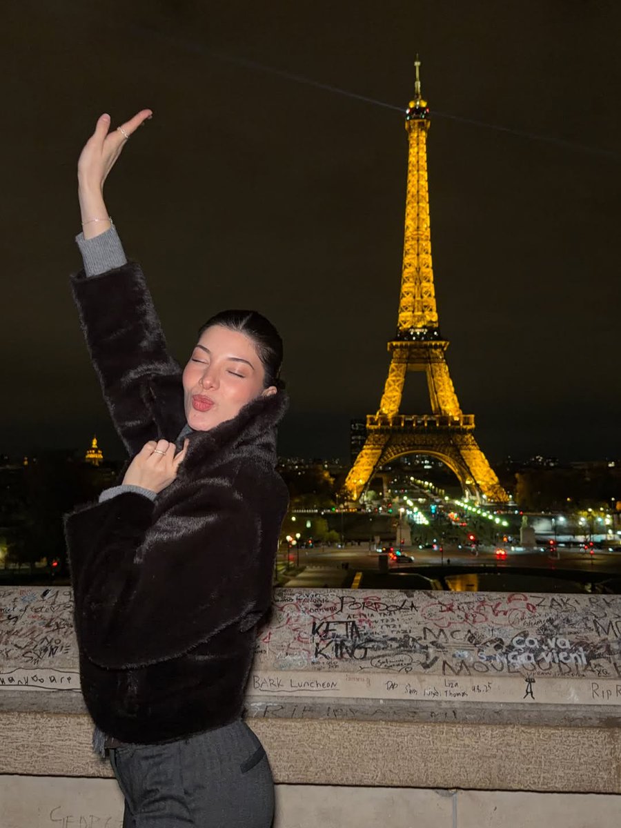 EbonieMendoza08's tweet image. Seizing the city of lights during a productive business trip to France last week ✨🥰 #WorkAndWander #ParisVibes