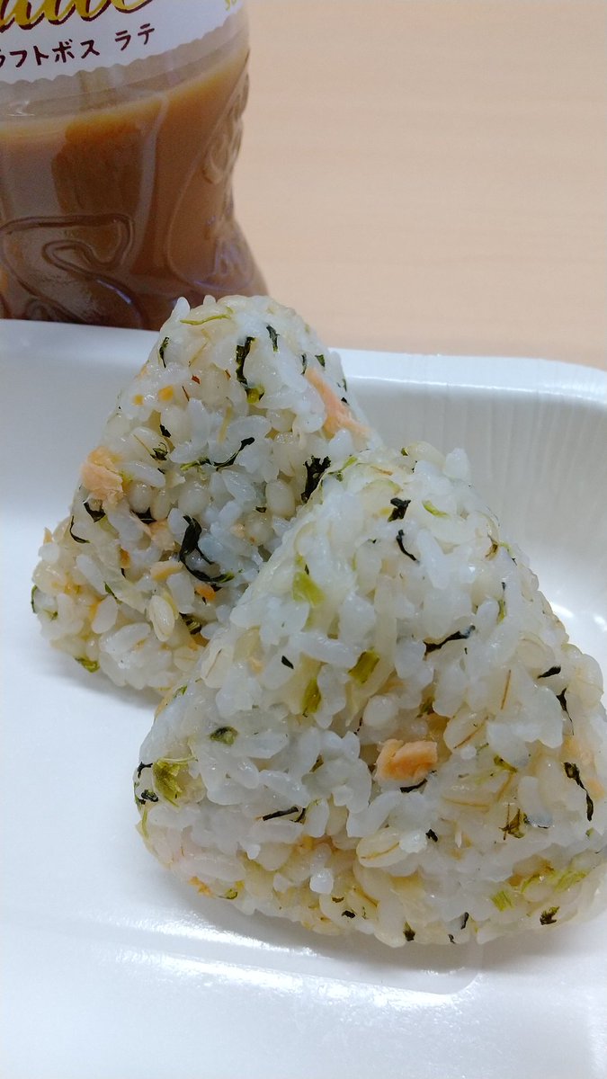 sunusunuroom's tweet photo. 会社でお昼に食べた「鮭菜っ葉おにぎり」
冷凍なのに美味しい🍴
#OnigiriAction https://t.co/1Z0kb3wwYN