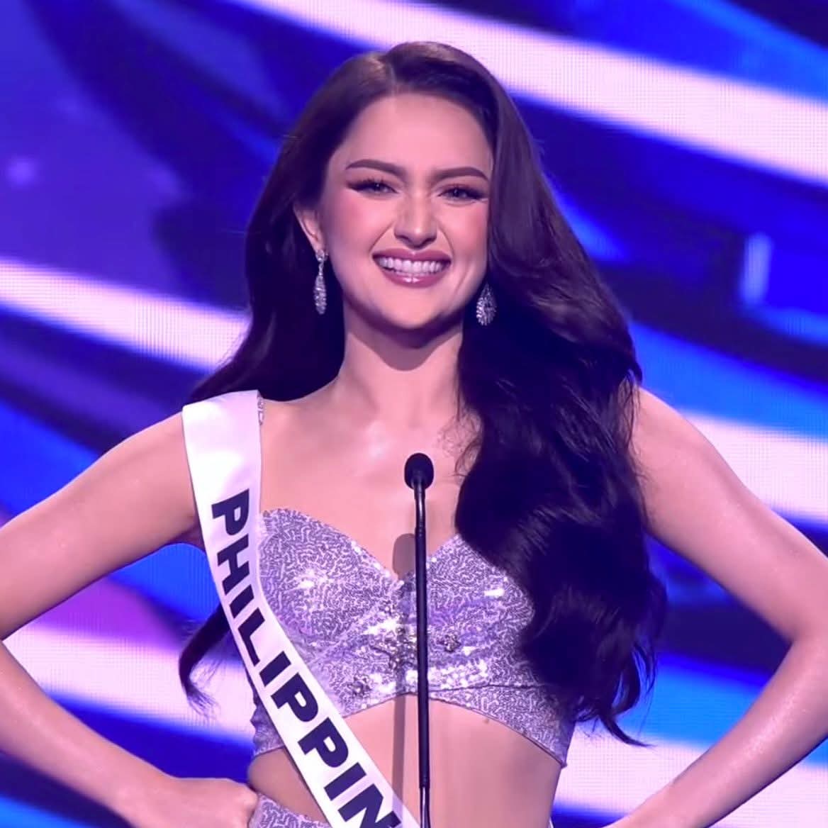 ce_tolentino15's tweet image. Ito &apos;yung inaabangan ko: hindi sa gitna na hati ng buhok &amp;amp; big curls. ANG GANDAAA. SLAYED!!! 

 &apos;yung word na &apos;Pilipinas&apos;? Hindi ko in-expect. SOBRANG ICONIC!!!!! 😭🇵🇭

THE WINNING GLOWWWWW!!

#Ahti5aForU #MissUniverse2025