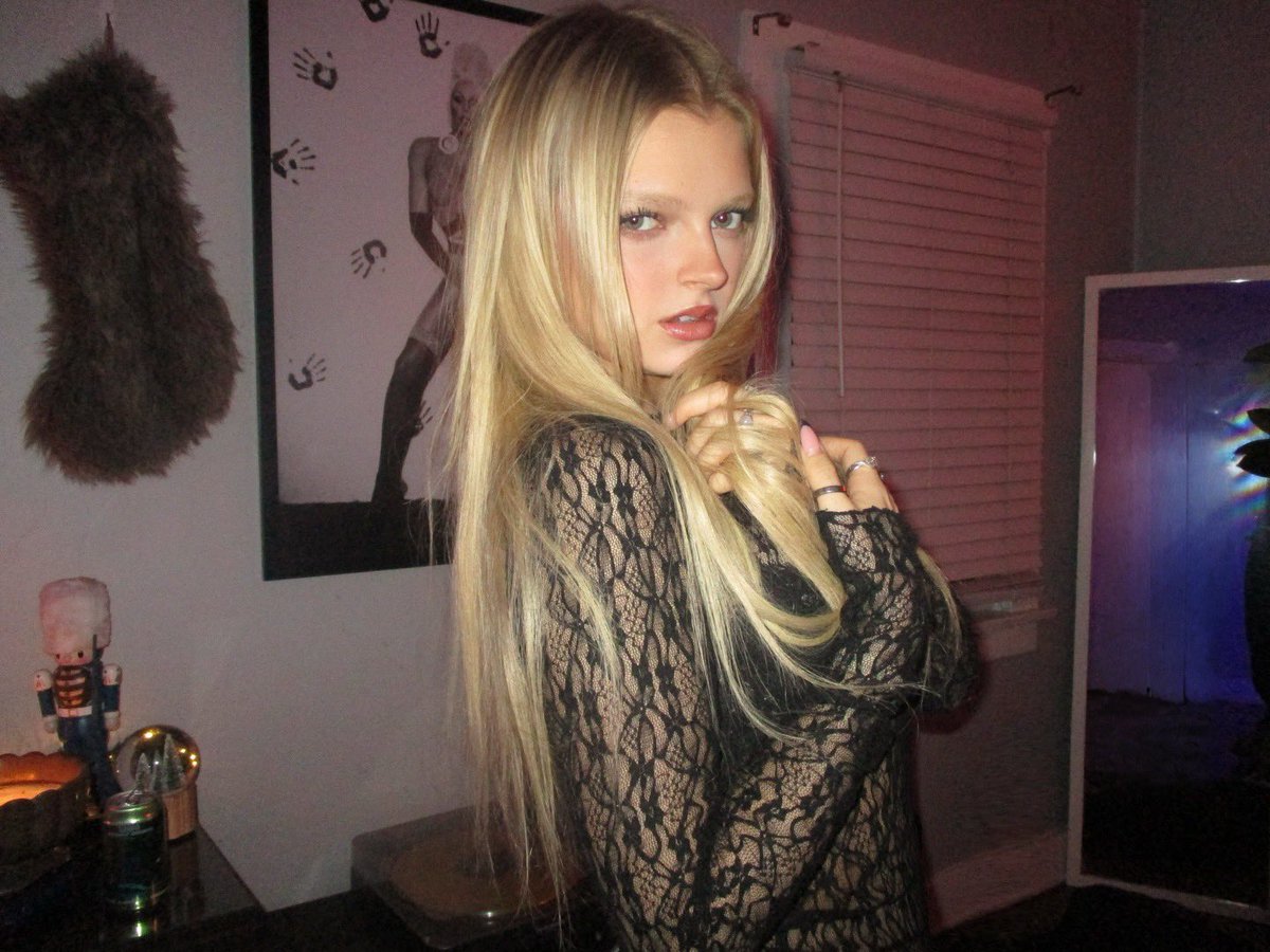 preludepiecebr's tweet image. GATA! Emily a via Instagram 

#PRELUDE_THEFINALPIECE #HYBE #GEFFEN