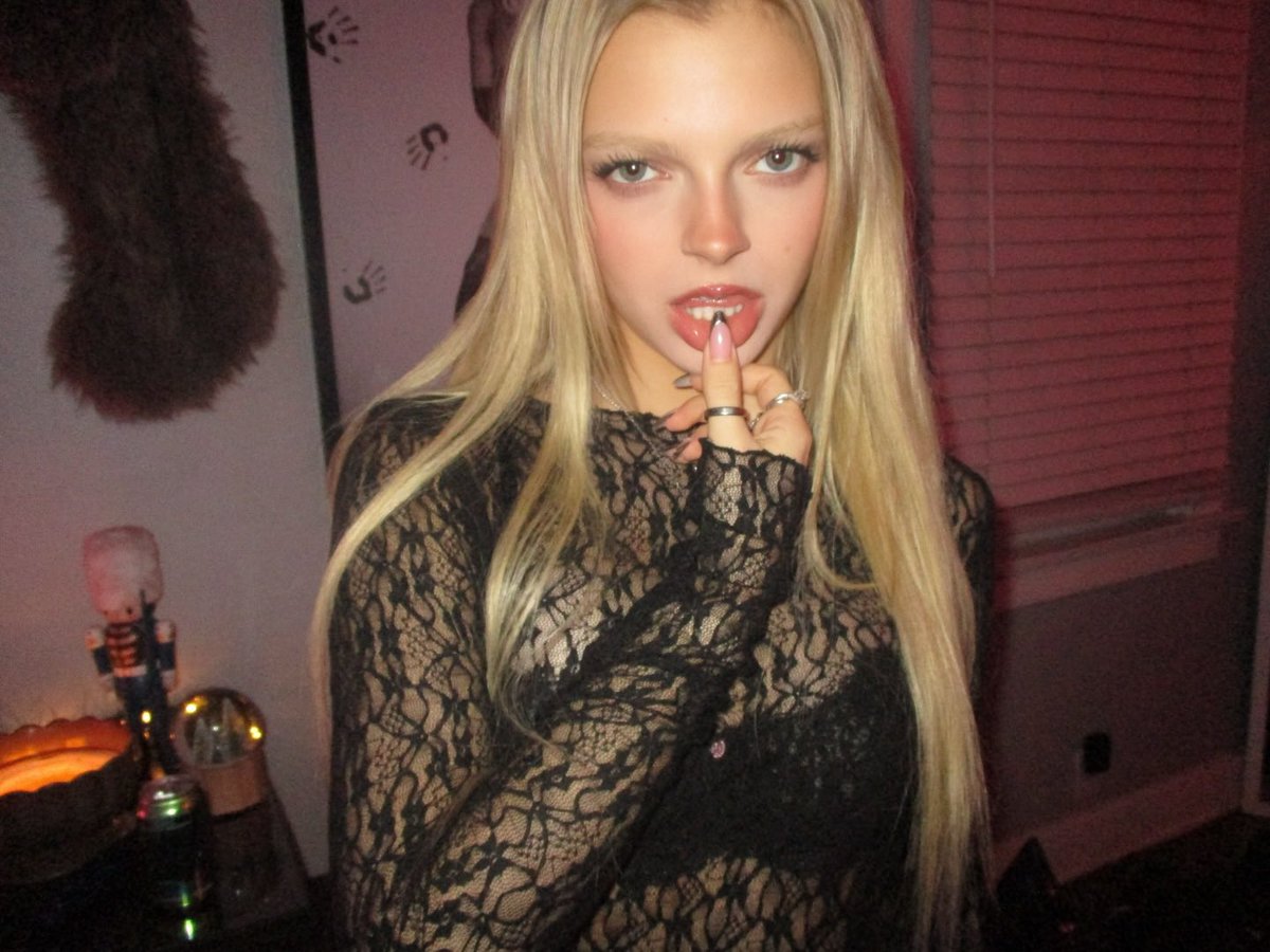 preludepiecebr's tweet image. GATA! Emily a via Instagram 

#PRELUDE_THEFINALPIECE #HYBE #GEFFEN