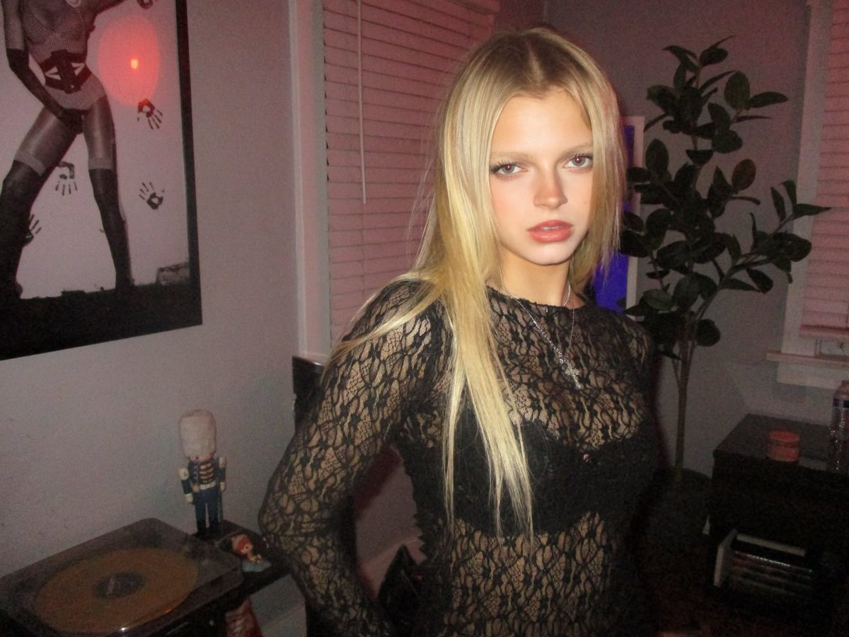 preludepiecebr's tweet image. GATA! Emily a via Instagram 

#PRELUDE_THEFINALPIECE #HYBE #GEFFEN