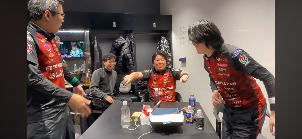 Gen_M_League_'s tweet image. 11/20 🌋オフショット🎥✨

2戦目観戦中、謎のフリ
内【🀀のモノマネ出来る？】
永【…🀀⁉️…え …🀀⁉️】
内【🀀は…この辺膨らんでて…こうだろ🤩】
勝【🀀の（下のはらい）ここは？😅】

楽しそうなのは何よりですが…
本日のナニコレ🤣

#EX風林火山
#オフショット
#勝又健志
#永井孝典
#内川幸太郎