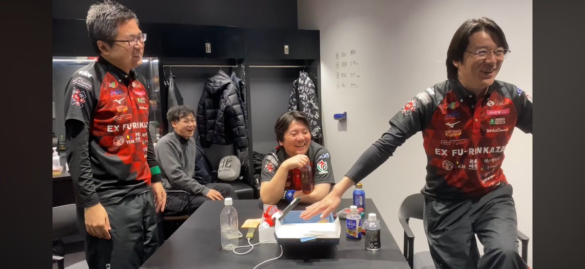 Gen_M_League_'s tweet image. 11/20 🌋オフショット🎥✨

2戦目観戦中、謎のフリ
内【🀀のモノマネ出来る？】
永【…🀀⁉️…え …🀀⁉️】
内【🀀は…この辺膨らんでて…こうだろ🤩】
勝【🀀の（下のはらい）ここは？😅】

楽しそうなのは何よりですが…
本日のナニコレ🤣

#EX風林火山
#オフショット
#勝又健志
#永井孝典
#内川幸太郎