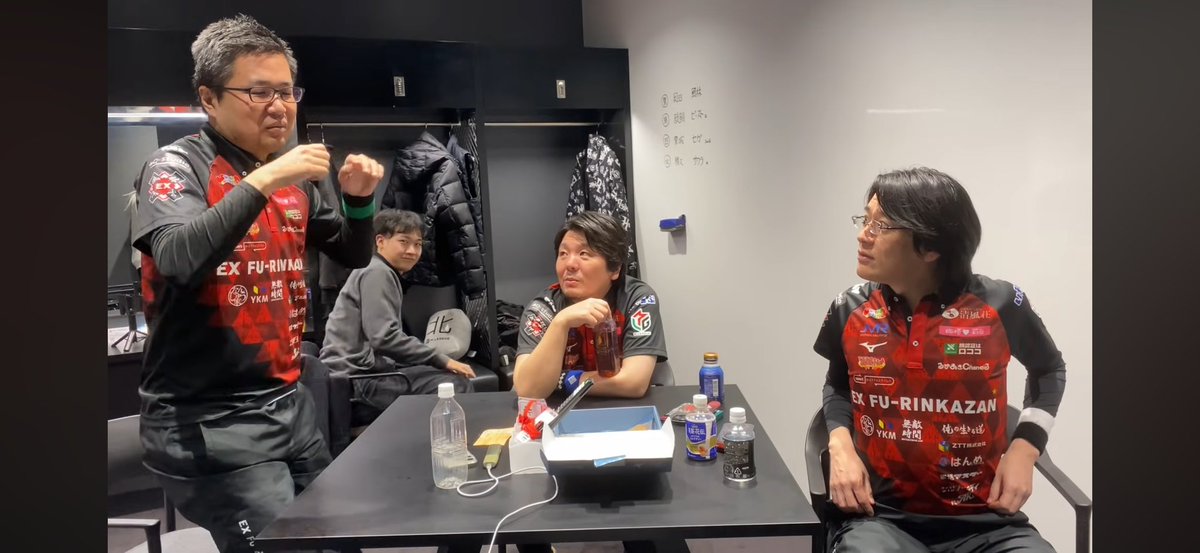 Gen_M_League_'s tweet image. 11/20 🌋オフショット🎥✨

2戦目観戦中、謎のフリ
内【🀀のモノマネ出来る？】
永【…🀀⁉️…え …🀀⁉️】
内【🀀は…この辺膨らんでて…こうだろ🤩】
勝【🀀の（下のはらい）ここは？😅】

楽しそうなのは何よりですが…
本日のナニコレ🤣

#EX風林火山
#オフショット
#勝又健志
#永井孝典
#内川幸太郎