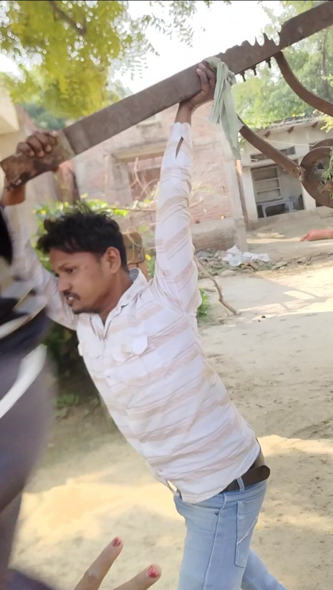 Sandeep68580961's tweet image. #YogiAdityanath #UPCM #जौनपुरपुलिसअधिक्षक #जौनपुरजिलाधिकारी बनीडीह रामपुर जौनपुर मारा पीटा किसी तरह मै वीडियो बना लिया हु वीडियो बनाते समय फोन बचाने के चक्कर में हाथ में लग गया हमारी सुनवाई अभी तक नहीं जांच करने आते हैं अधिकारी झुठी रिपोर्ट लगाते हैं सब अधिकारी सही निस्तारण नहीं