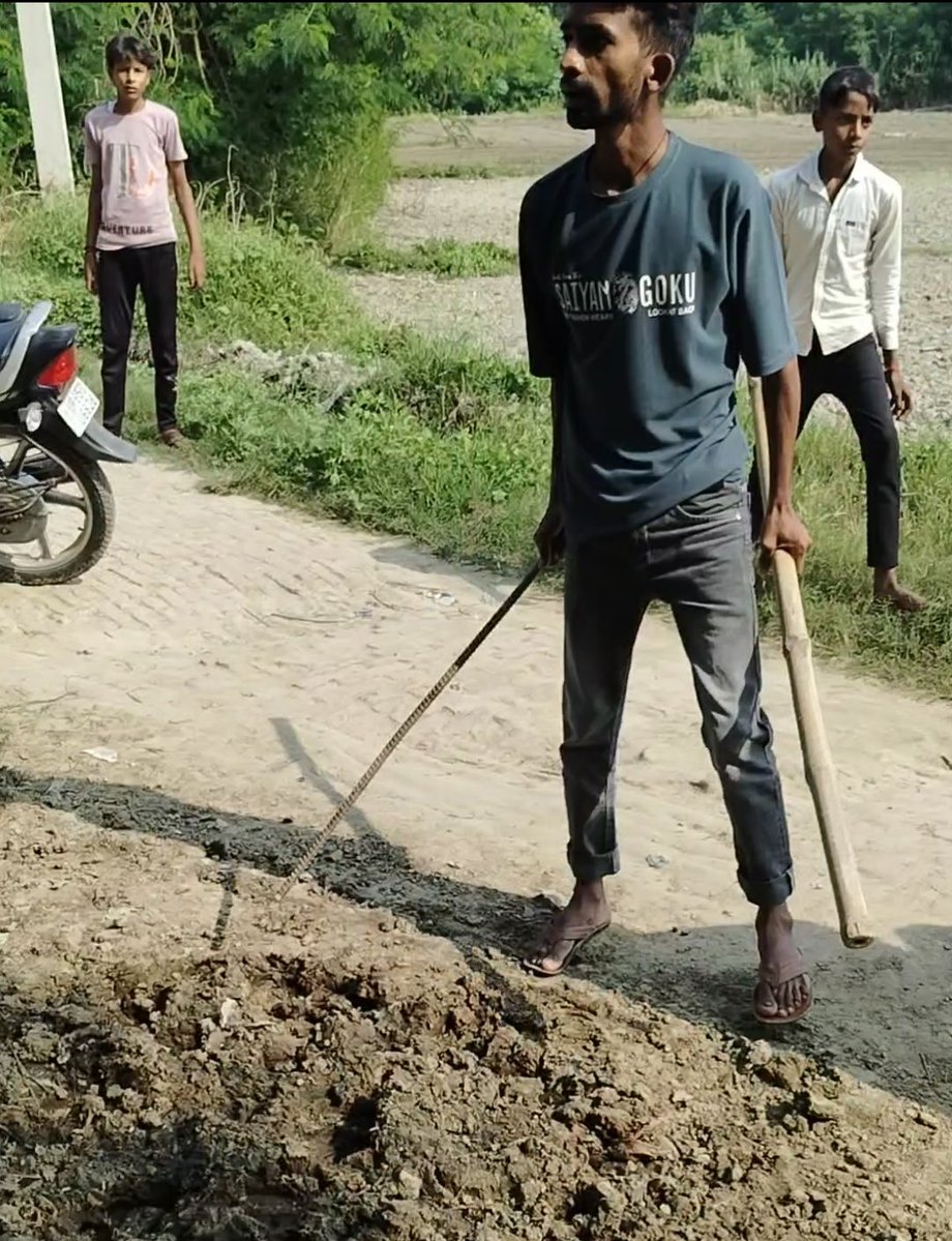 Sandeep68580961's tweet image. #YogiAdityanath #UPCM #जौनपुरपुलिसअधिक्षक #जौनपुरजिलाधिकारी बनीडीह रामपुर जौनपुर मारा पीटा किसी तरह मै वीडियो बना लिया हु वीडियो बनाते समय फोन बचाने के चक्कर में हाथ में लग गया हमारी सुनवाई अभी तक नहीं जांच करने आते हैं अधिकारी झुठी रिपोर्ट लगाते हैं सब अधिकारी सही निस्तारण नहीं