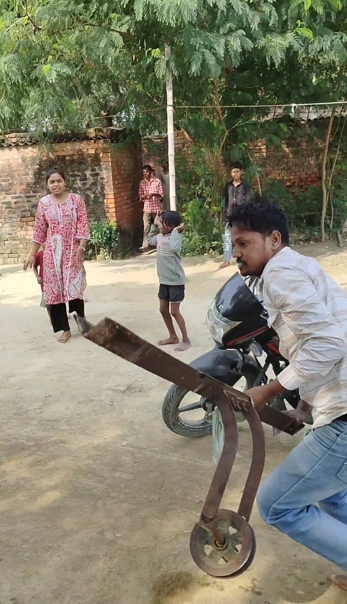 Sandeep68580961's tweet image. #YogiAdityanath #UPCM #जौनपुरपुलिसअधिक्षक #जौनपुरजिलाधिकारी बनीडीह रामपुर जौनपुर मारा पीटा किसी तरह मै वीडियो बना लिया हु वीडियो बनाते समय फोन बचाने के चक्कर में हाथ में लग गया हमारी सुनवाई अभी तक नहीं जांच करने आते हैं अधिकारी झुठी रिपोर्ट लगाते हैं सब अधिकारी सही निस्तारण नहीं