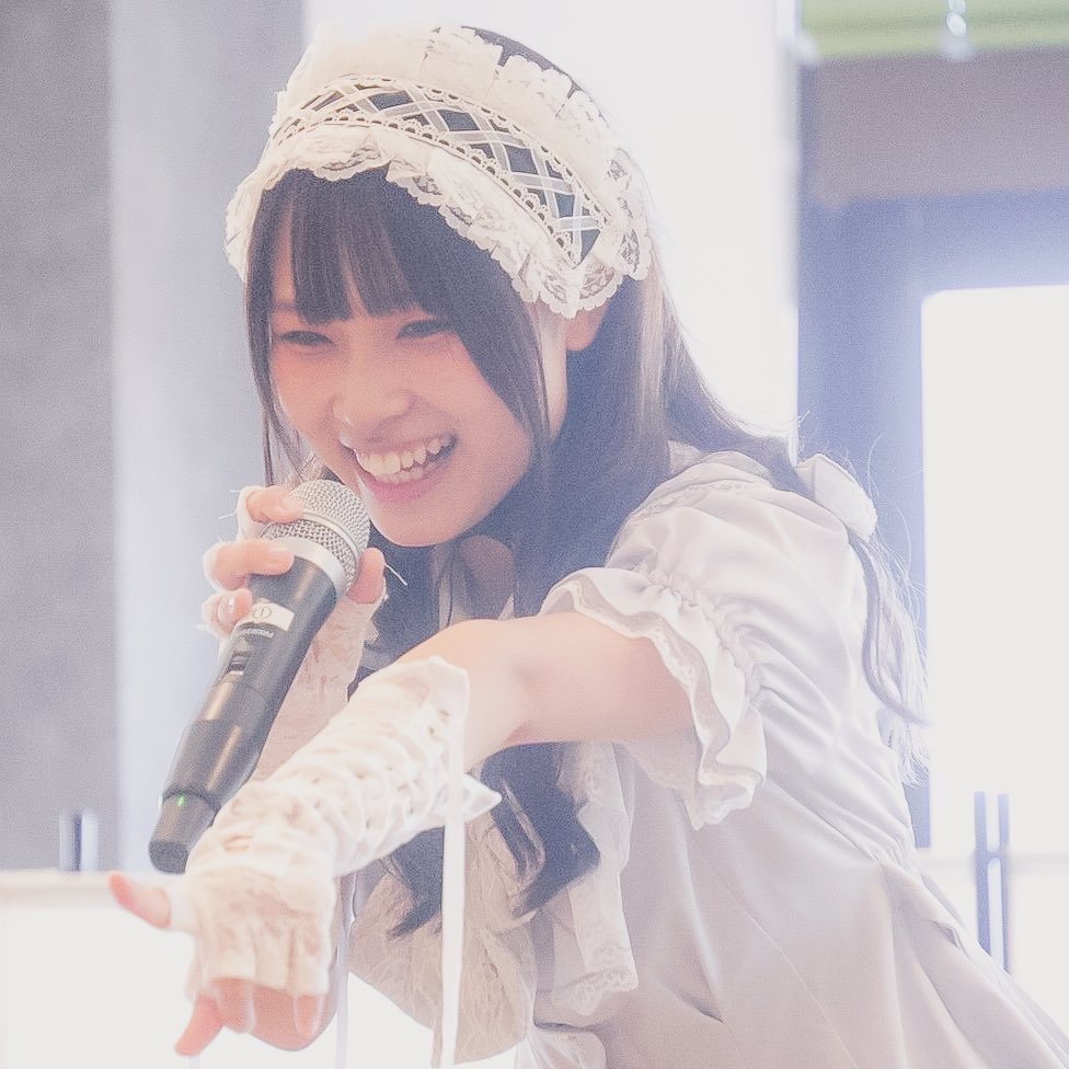 reina_info01's tweet image. 物販時におけるマナーについて現場でクレームをいただくことが増えて参りました、物販終了後のその場への長居、居座り、物販後のREINA本人への声掛け等は固くお断りさせて戴くと同時にスタッフ証をつけたスタッフの指示に従って戴く様お願い申し上げます。

REINA事務局 責任者渡辺