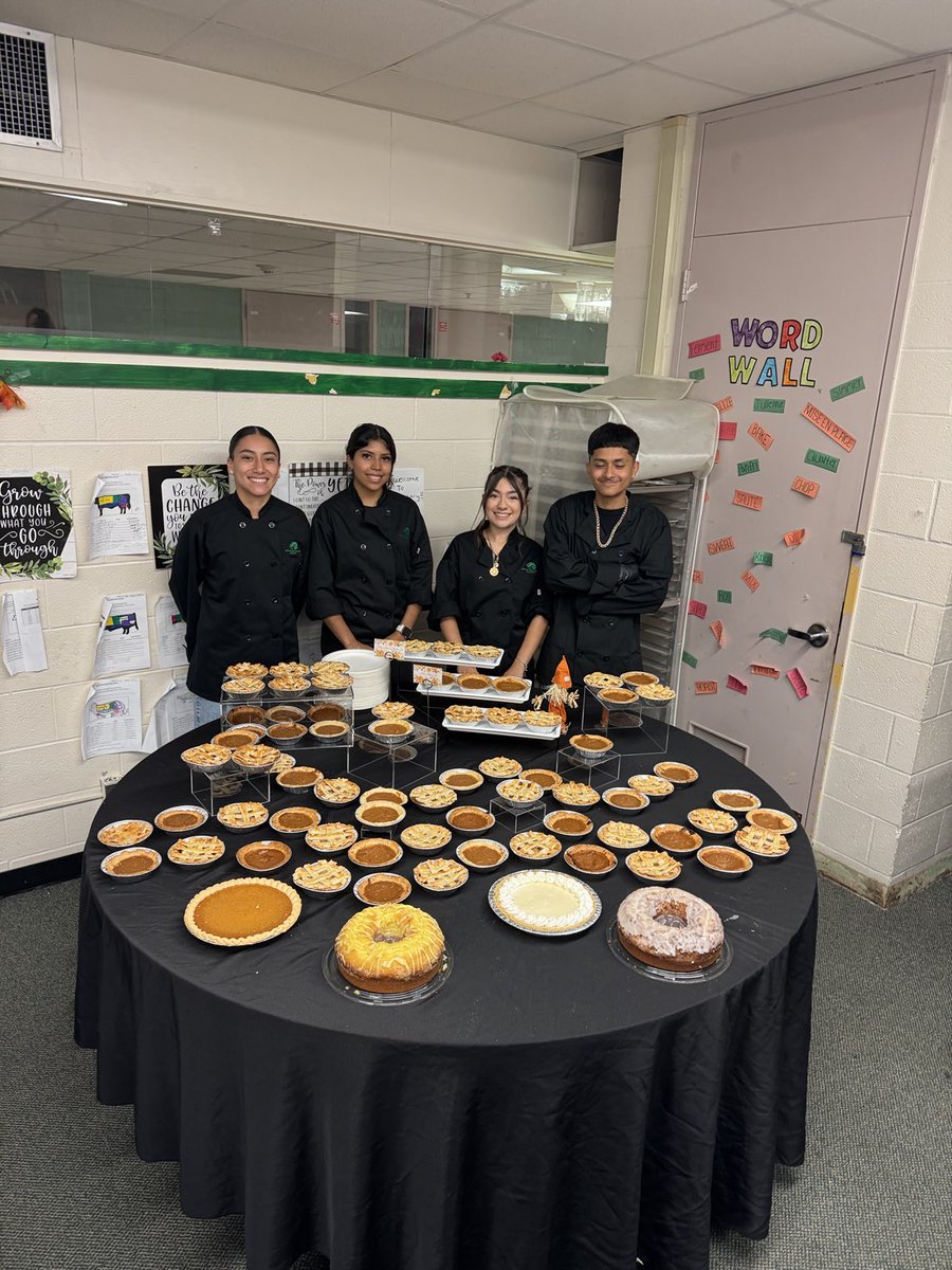 lucyvelez03's tweet image. Sending a shoutout to the Spring HS CTE Culinary Department! They prepared a Thanksgiving feast for 300 Mighty Lion staff members. The staff is very grateful for a delicious lunch. 💚🦁⁦@SPRINGHIGHLIONS⁩ ⁦@thespringlions⁩ ⁦@SpringISD_CTE⁩ ⁦@SpringISD⁩