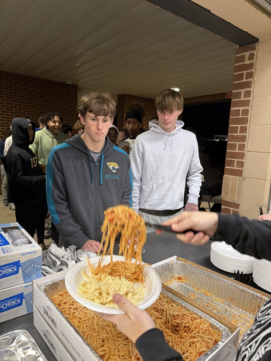 SouthWarrenFB's tweet photo. Our Gridiron Club hosted a post-practice Thursday Night Pasta Party to get our guys loaded up with the good stuff on the night before the Regional Championship. Special thanks to all the parents who came out to take care of our guys! #goodfood #goodbros #goodnight #staythecourse https://t.co/u5kwFbzWMn
