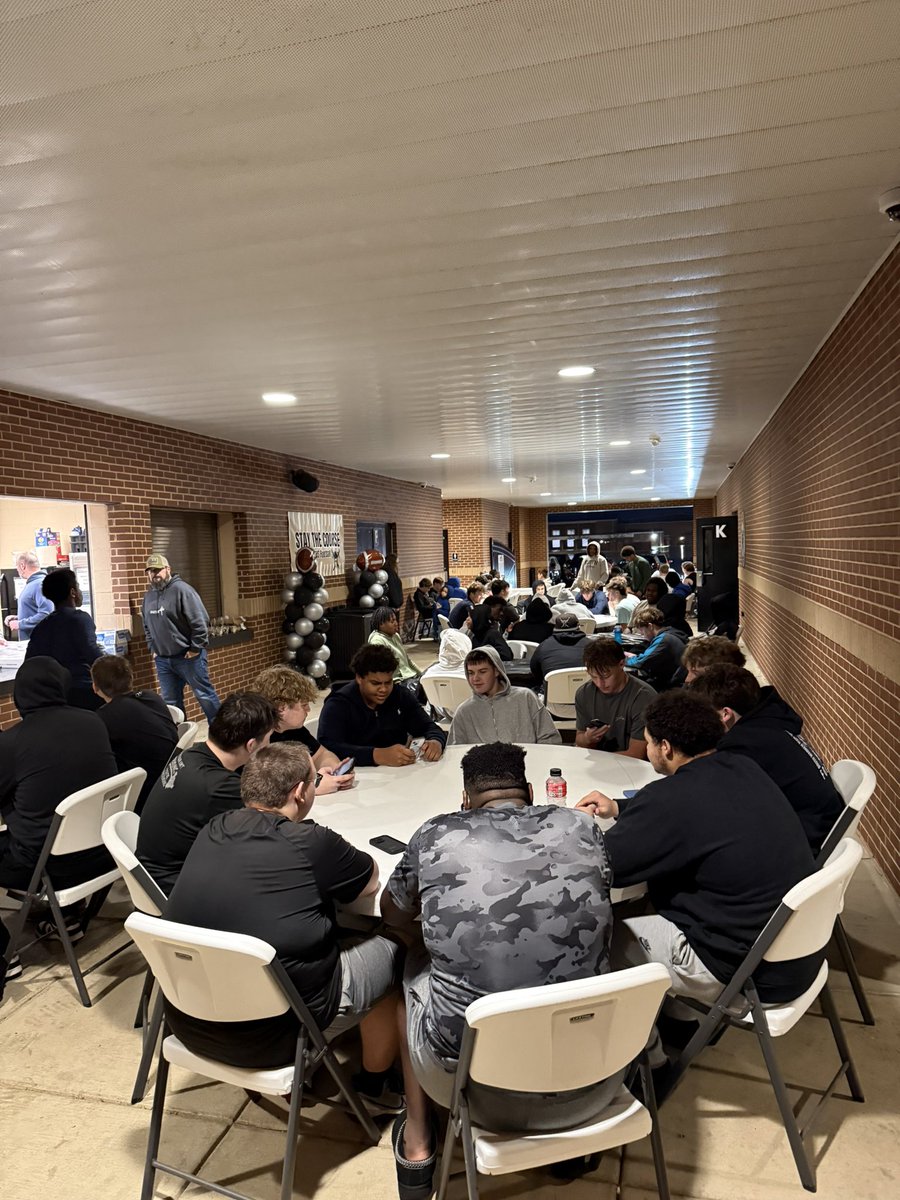 SouthWarrenFB's tweet photo. Our Gridiron Club hosted a post-practice Thursday Night Pasta Party to get our guys loaded up with the good stuff on the night before the Regional Championship. Special thanks to all the parents who came out to take care of our guys! #goodfood #goodbros #goodnight #staythecourse https://t.co/u5kwFbzWMn