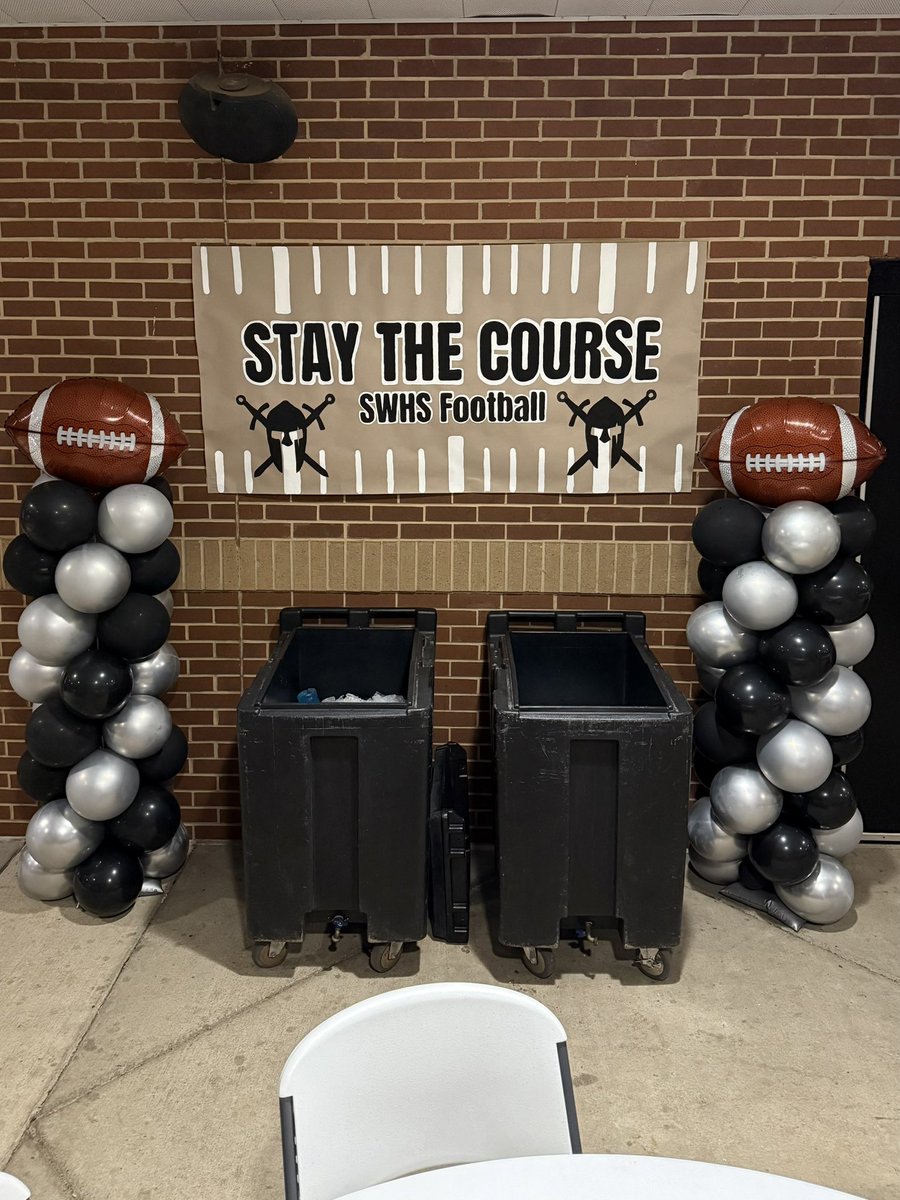 SouthWarrenFB's tweet photo. Our Gridiron Club hosted a post-practice Thursday Night Pasta Party to get our guys loaded up with the good stuff on the night before the Regional Championship. Special thanks to all the parents who came out to take care of our guys! #goodfood #goodbros #goodnight #staythecourse https://t.co/u5kwFbzWMn