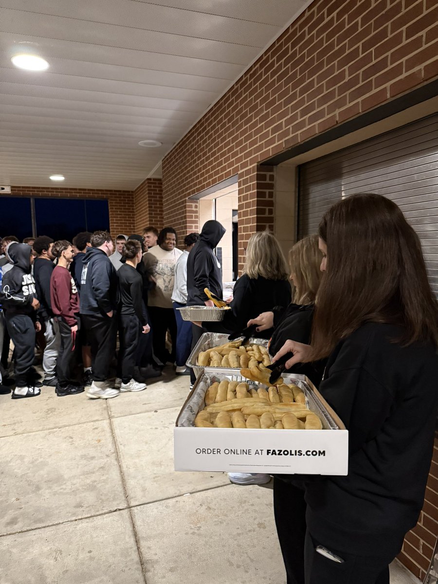 SouthWarrenFB's tweet photo. Our Gridiron Club hosted a post-practice Thursday Night Pasta Party to get our guys loaded up with the good stuff on the night before the Regional Championship. Special thanks to all the parents who came out to take care of our guys! #goodfood #goodbros #goodnight #staythecourse https://t.co/u5kwFbzWMn