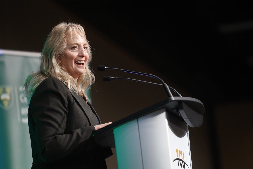 agbiousask's tweet photo. #USask alumna Janice Tranberg provides words of wisdom as the guest speaker for Bean Feed 2025.
#BeanFeed https://t.co/saO497ObFK