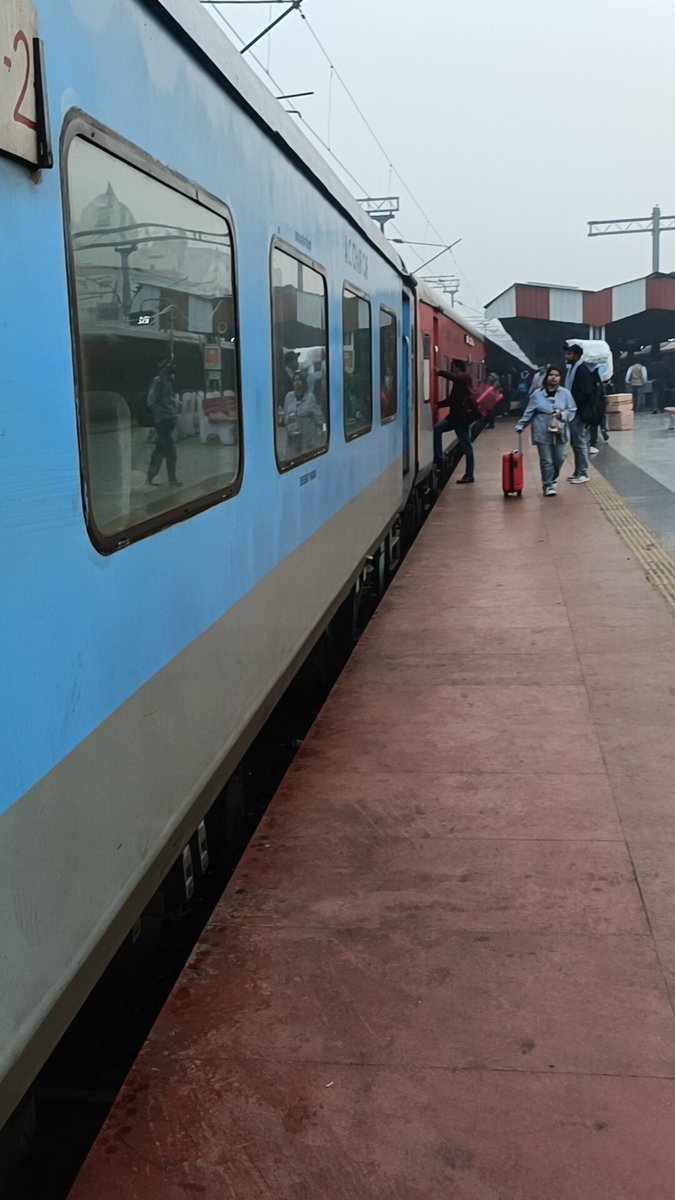 CABasantjaiswal's tweet photo. Coach indicator bhi nhi lga sake, y hai  Varanasi junction platform no. 3, smart Railway ka smart service @RailMinIndia @RailwaySeva @AshwiniVaishnaw https://t.co/bFYhHLA557