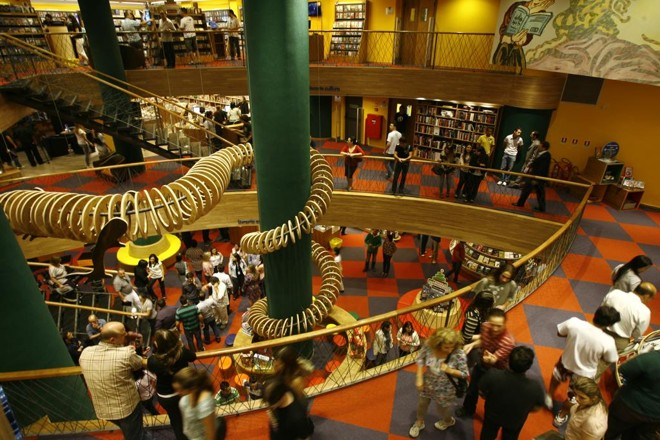 leandrowsad's tweet photo. livraria cultura do shopping curitiba voce sera imortal nos meus versos https://t.co/5OU9q7eFPJ