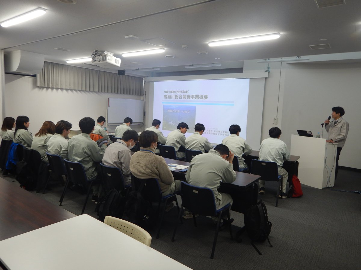 mlit_narusou's tweet photo. 昨日、他事務所若手を招いて工事中の今しか入れない仮排水トンネル見学会を開催しました。当事務所若手より若手ならではの視点で説明し、分かりやすかったと好評でした♪周辺の工事も順調に進み、日々景色が変わっています。引き続きダムの早期完成に向け工事を進めて参ります！
＃鳴瀬総開 ＃水しごと https://t.co/w58dkDG4Ti