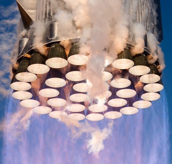 DimaZeniuk's tweet image. 33 SpaceX Raptor engines producing around 7,500 tons of thrust