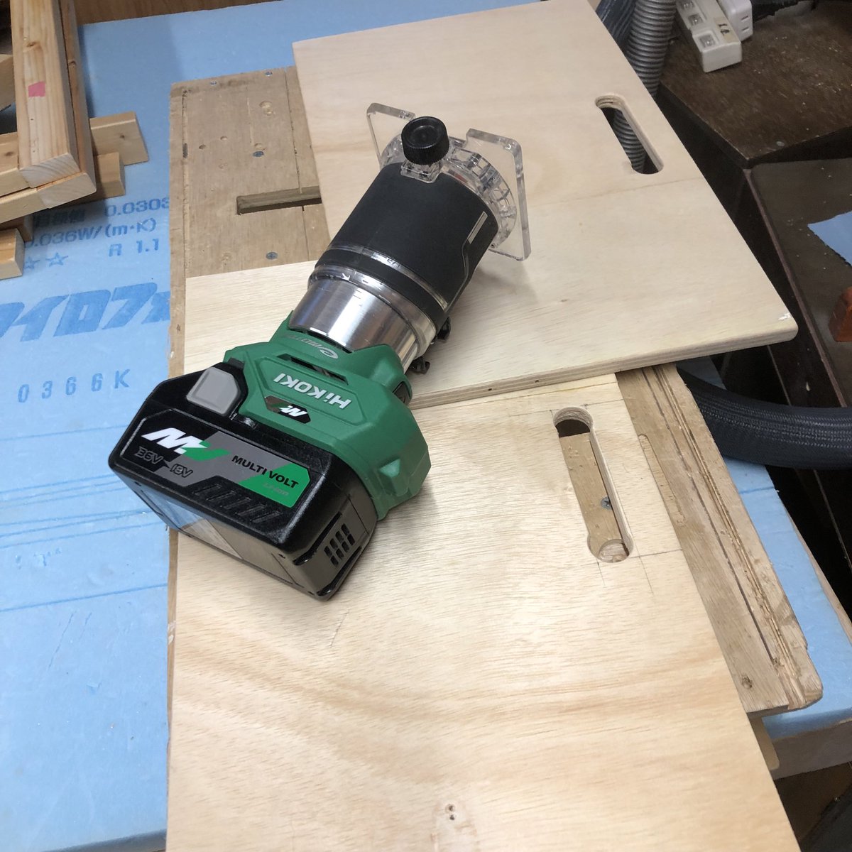 DiySmallFactory's tweet photo. 買い物カゴを乗せる台車を作りました。😋

車のトランクに、前後に買い物カゴを置くと、奥のカゴが取り出しにくくなります。🤨
けっこう腰にきます。😰

ストッパーのある無し、方向転換の可否など、キャスターの種類を変えて様子見です〜。😆 https://t.co/mkhOmShxFB