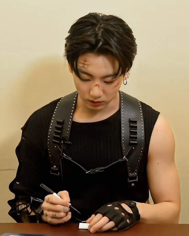 97Jungukk's tweet photo. Tell the name of your country and what time it is now, if this post is reaching you! 💜 https://t.co/6qFzrEg1nY