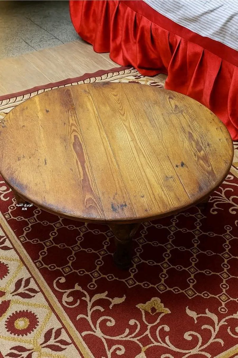 الطبلية ما كانتش مجرد خشبة ناكل عليها دي كانت مدرسة خرجت جيل بيعرف يعني إيه احترام، وأصول، وجدعنة
كان الكبير له مقام، والصغير له مكان،
وكلمة اتفضل وشكرًا بتتقال قبل اللقمة.
واللي متعلمش على طبلية أبوه الزمن بيعلمه بس بطريقة أصعب
الطبلية مش بس للأكل دي تربية وحنية ولمّة ما تتعوضش