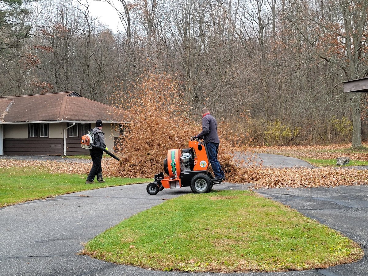 kevinkline39's tweet photo. #northernohioequipmentmanagers #NOGCSA #EquipmentManagement @campcheerful donating time, moving leaves today, helping the camp with leaf removal. #givingback https://t.co/B7J7T9PVC2