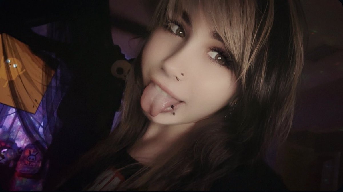 kiwithesmol's tweet photo. tongue 😛 would u date a tiny emo neet girl? https://t.co/0zJflngI2m