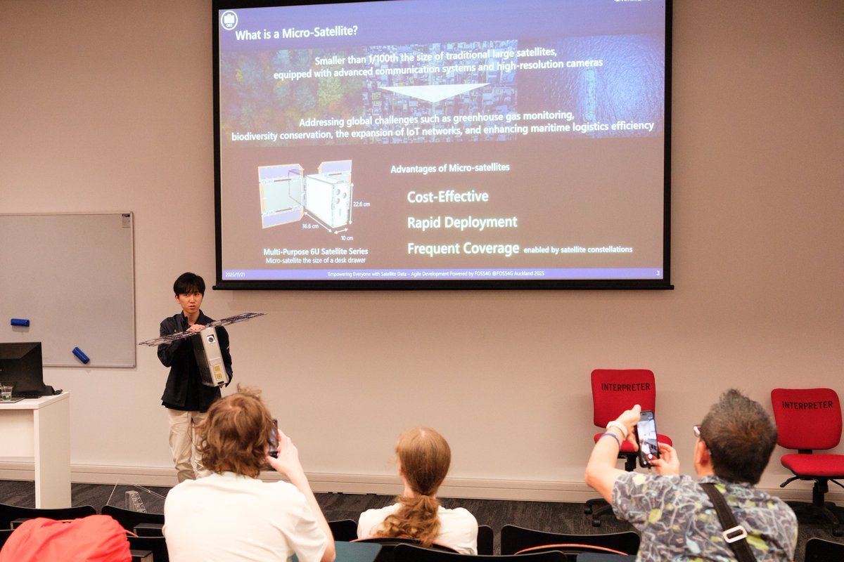 _meltingrabbit's tweet image. こちらが， #FOSS4G で，衛星モックアップと IoT センサモジュールをぶん回しながら発表する様子です．