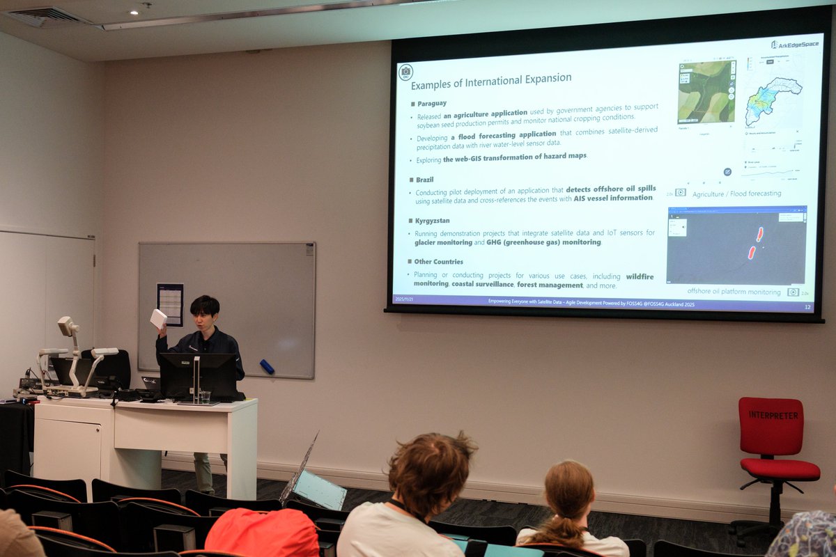 _meltingrabbit's tweet image. こちらが， #FOSS4G で，衛星モックアップと IoT センサモジュールをぶん回しながら発表する様子です．