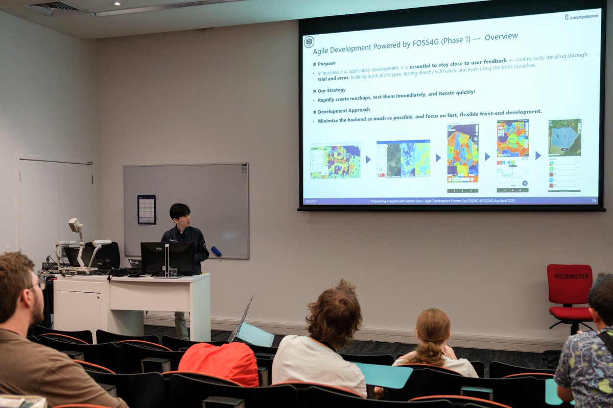 _meltingrabbit's tweet image. こちらが， #FOSS4G で，衛星モックアップと IoT センサモジュールをぶん回しながら発表する様子です．