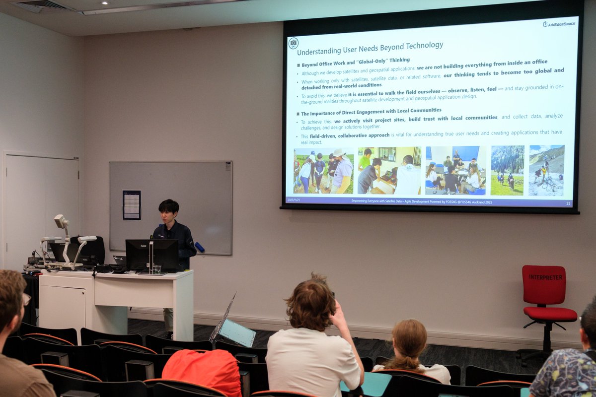 _meltingrabbit's tweet image. こちらが， #FOSS4G で，衛星モックアップと IoT センサモジュールをぶん回しながら発表する様子です．