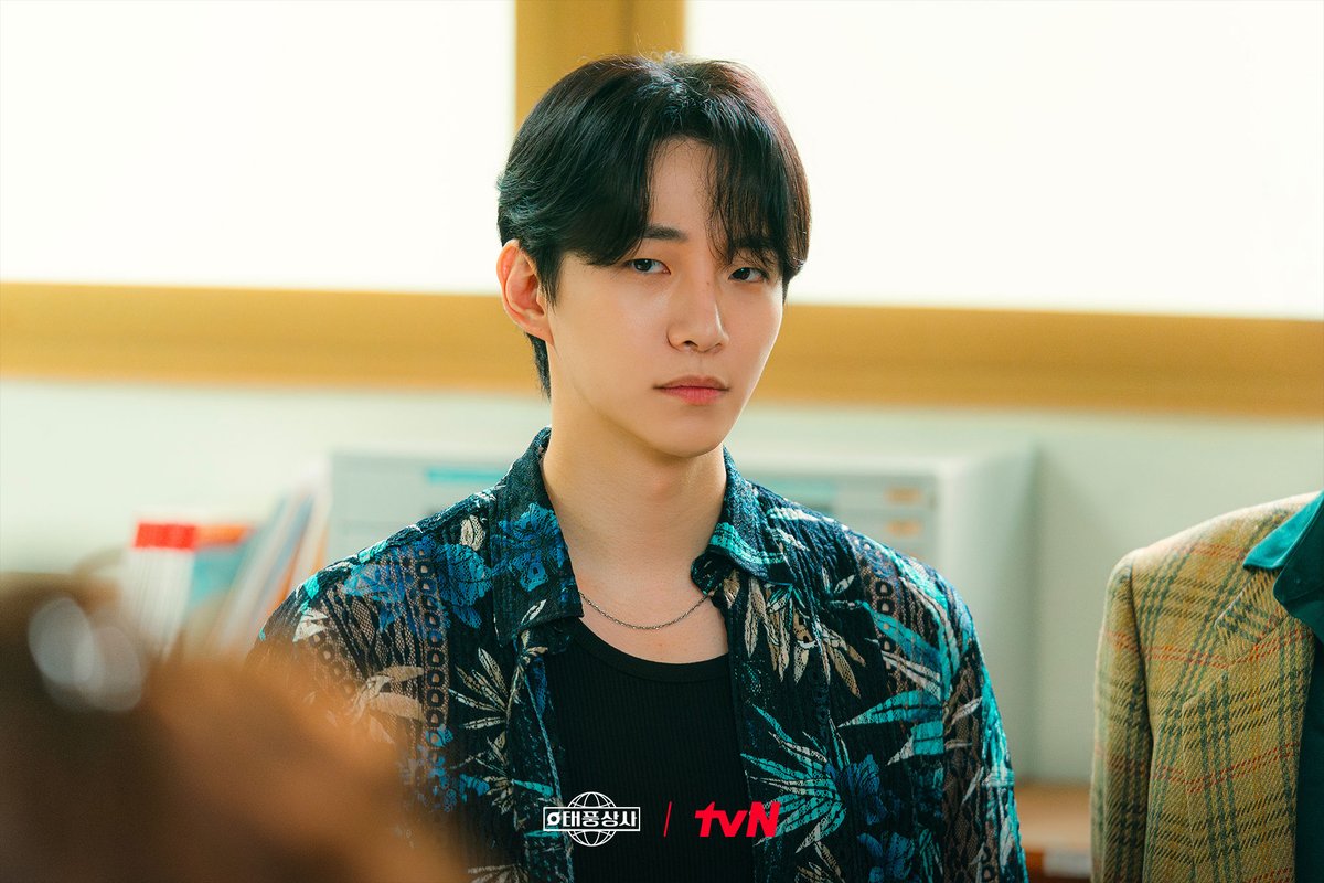 CJnDrama's tweet image. 위기 속에서도 다시 일어날 수 있는 건!
강 사장 X 오 주임 X 고 과장 X 구 이사 X 배 대리
RPO 능력치를 지닌 가족들의 팀워크★

과연 마지막 차선택 차장님까지 완전체가 될 수 있을까..?🤔

[토일] 밤 9:10 방송ㅣtvN
#같이달려tvN #태풍상사 #Typhoonfamily