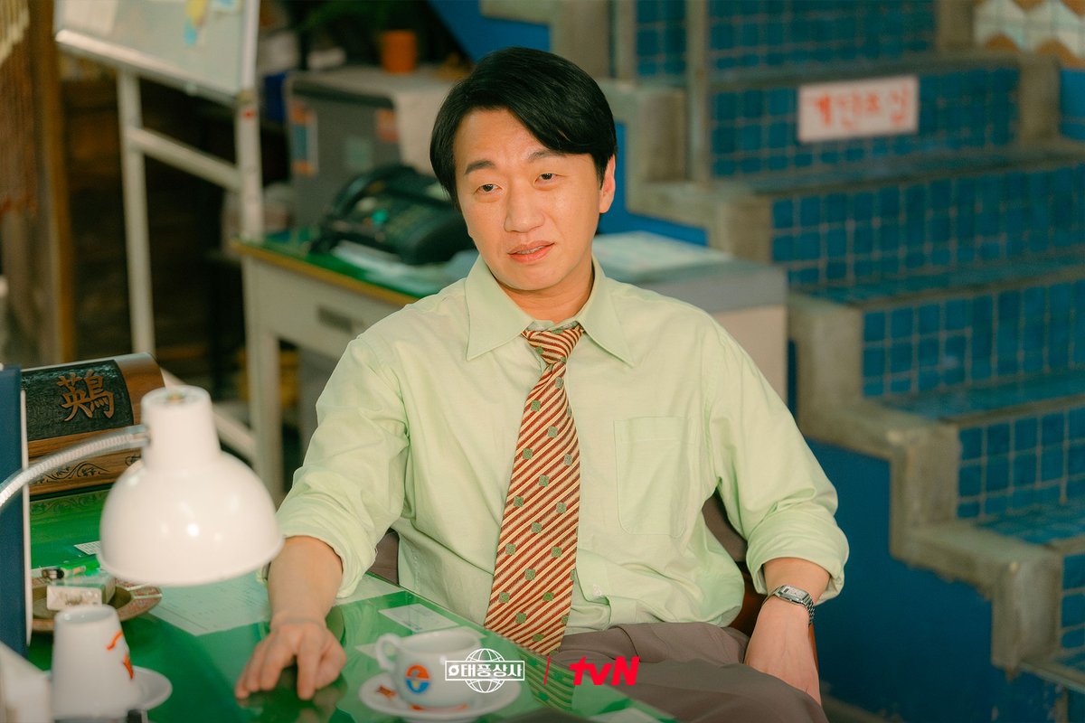 CJnDrama's tweet image. 위기 속에서도 다시 일어날 수 있는 건!
강 사장 X 오 주임 X 고 과장 X 구 이사 X 배 대리
RPO 능력치를 지닌 가족들의 팀워크★

과연 마지막 차선택 차장님까지 완전체가 될 수 있을까..?🤔

[토일] 밤 9:10 방송ㅣtvN
#같이달려tvN #태풍상사 #Typhoonfamily