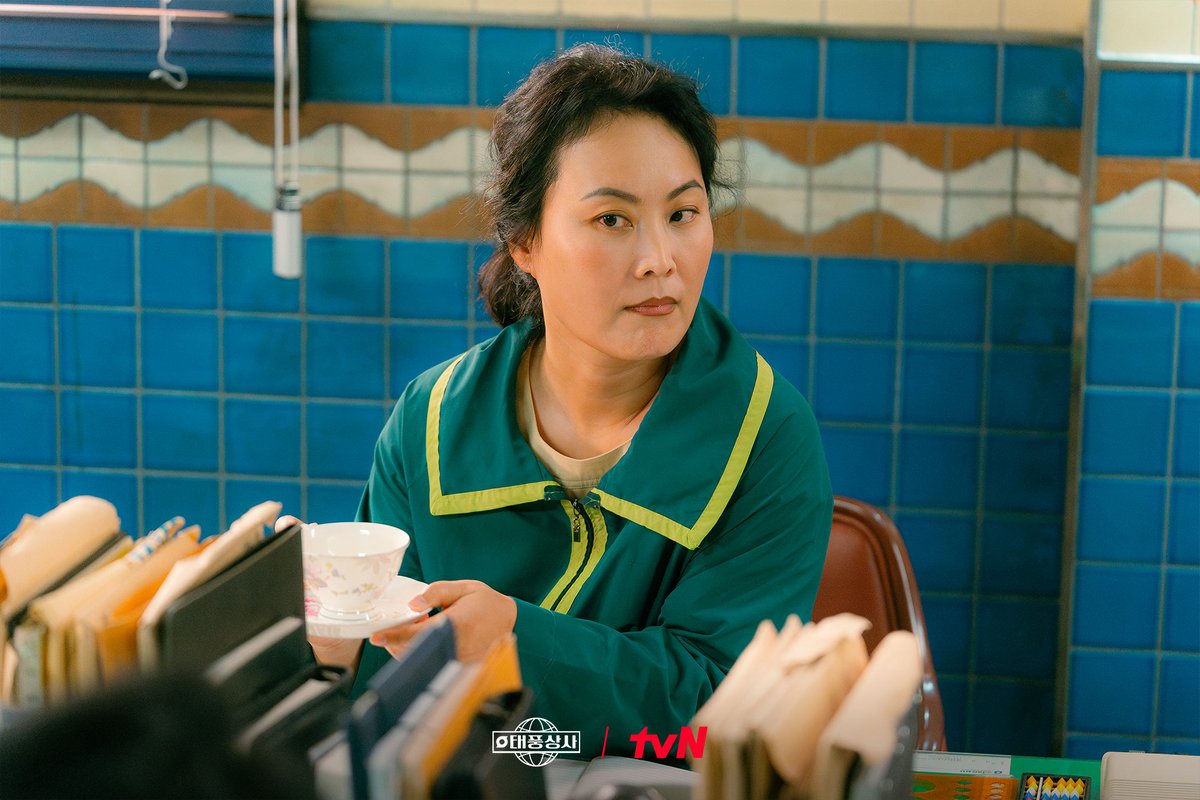 CJnDrama's tweet image. 위기 속에서도 다시 일어날 수 있는 건!
강 사장 X 오 주임 X 고 과장 X 구 이사 X 배 대리
RPO 능력치를 지닌 가족들의 팀워크★

과연 마지막 차선택 차장님까지 완전체가 될 수 있을까..?🤔

[토일] 밤 9:10 방송ㅣtvN
#같이달려tvN #태풍상사 #Typhoonfamily