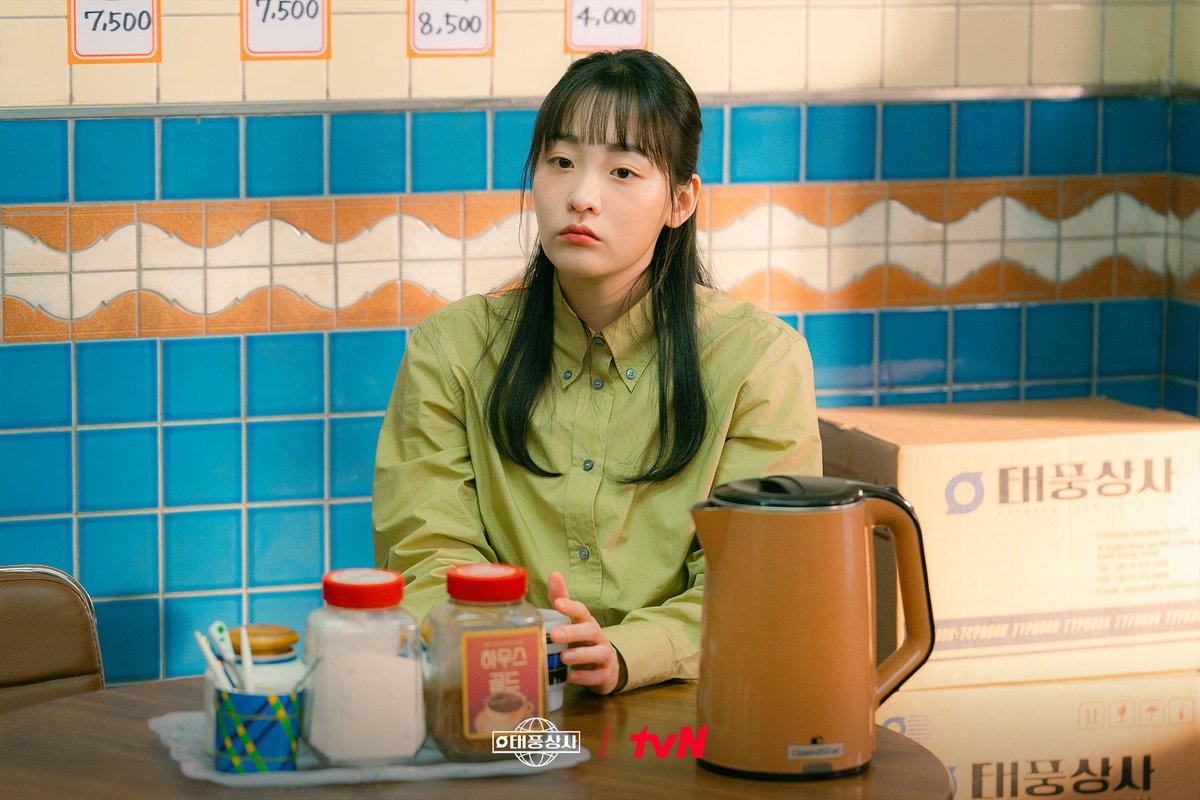 CJnDrama's tweet image. 위기 속에서도 다시 일어날 수 있는 건!
강 사장 X 오 주임 X 고 과장 X 구 이사 X 배 대리
RPO 능력치를 지닌 가족들의 팀워크★

과연 마지막 차선택 차장님까지 완전체가 될 수 있을까..?🤔

[토일] 밤 9:10 방송ㅣtvN
#같이달려tvN #태풍상사 #Typhoonfamily