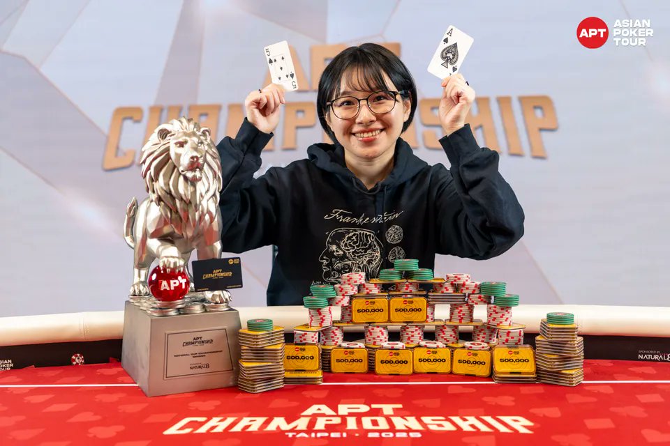 【速報】Ruiko Mamiya さん、
APT Championship 2025 𝗡𝗮𝘁𝗶𝗼𝗻𝗮𝗹 𝗖𝘂𝗽 𝗖𝗵𝗮𝗺𝗽𝗶𝗼𝗻𝘀𝗵𝗶𝗽 を制覇🦁

現在、台湾で開催中のAPT Championship 2025の注目トーナメント “National Cup Championship” で、日本人プレイヤーの 𝗥𝘂𝗶𝗸𝗼 𝗠𝗮𝗺𝗶𝘆𝗮 さんが見事優勝を飾りました🏆✨