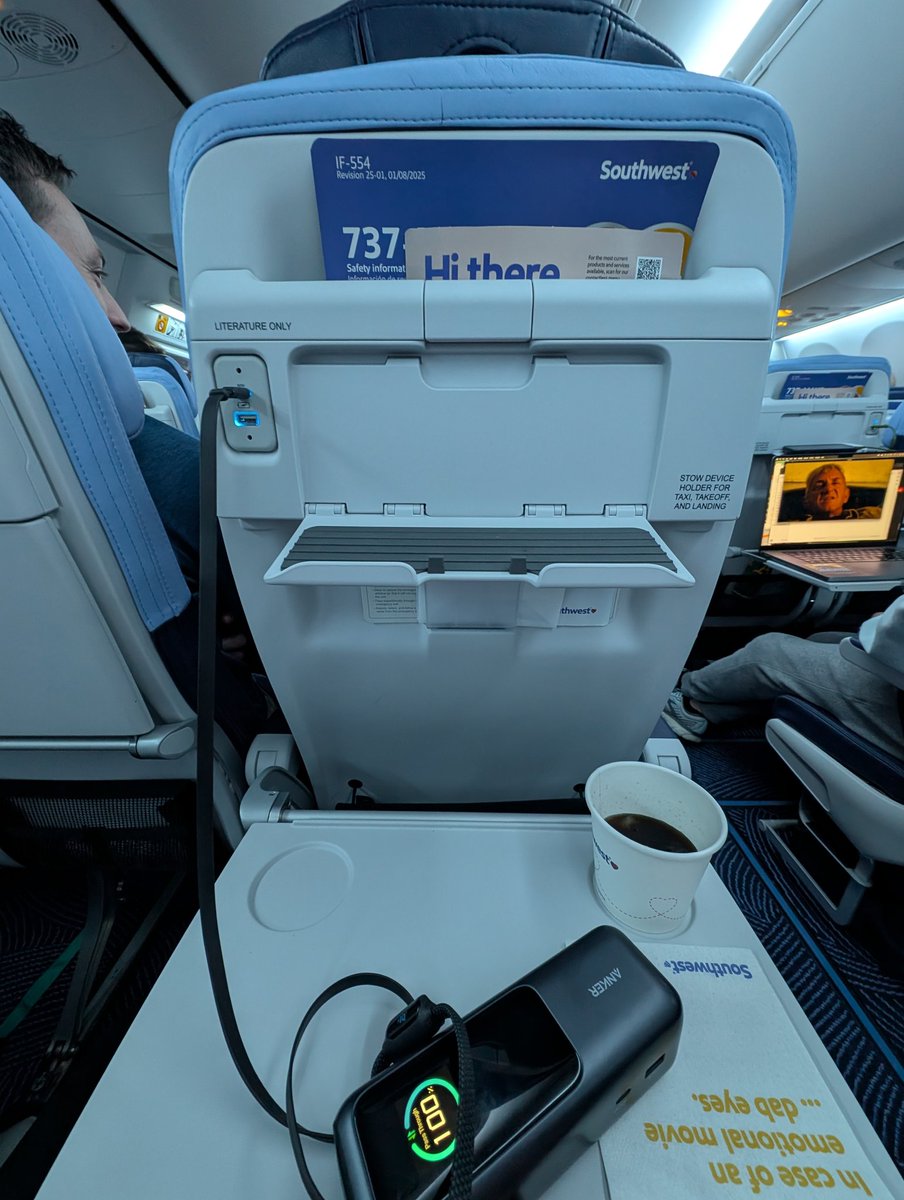 CaptainRoBear's tweet photo. These new @SouthwestAir planes are slick https://t.co/2euJbz0OBq